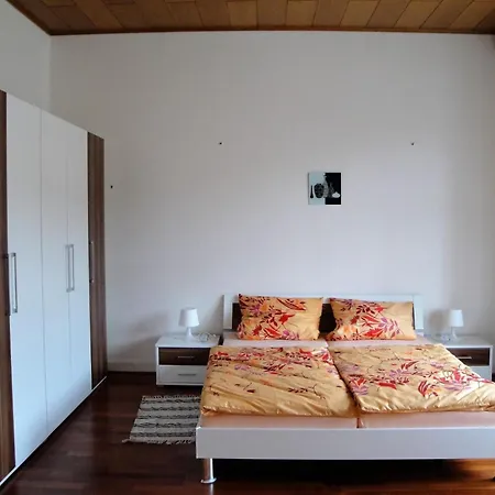 In Einem Historischen Gebaeude Mit Balkon Und Blick Auf Mosel By Interhome * 摩泽尔河畔的泽尔