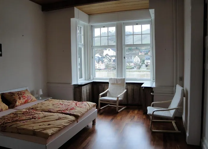 In Einem Historischen Gebaeude Mit Balkon Und Blick Auf Mosel By Interhome 摩泽尔河畔的泽尔