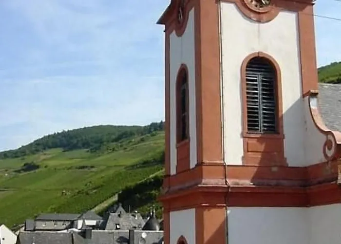 In Einem Historischen Gebaeude Mit Balkon Und Blick Auf Mosel By Interhome * 摩泽尔河畔的泽尔