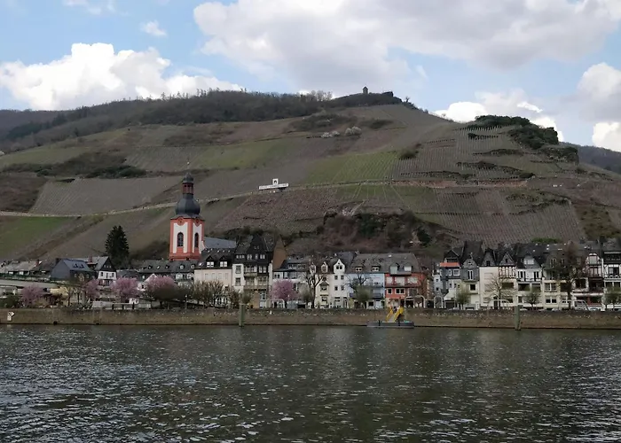 In Einem Historischen Gebaeude Mit Balkon Und Blick Auf Mosel By Interhome 摩泽尔河畔的泽尔